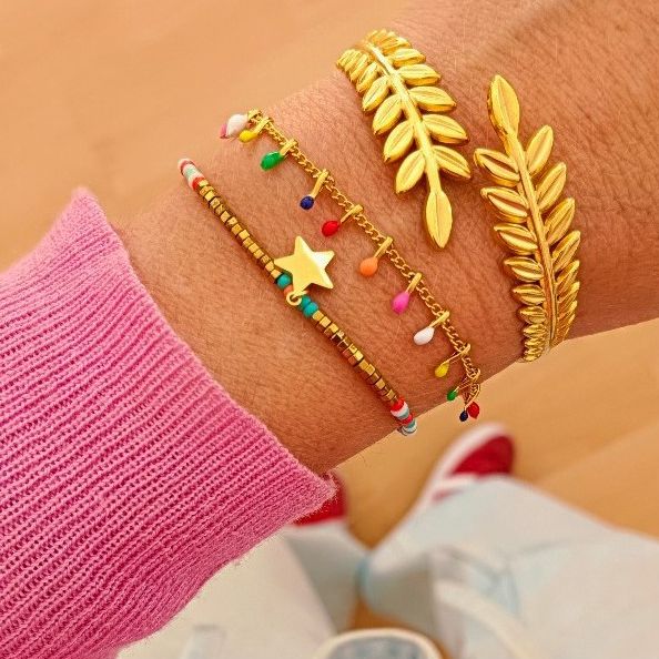 pulseras doradas de moda